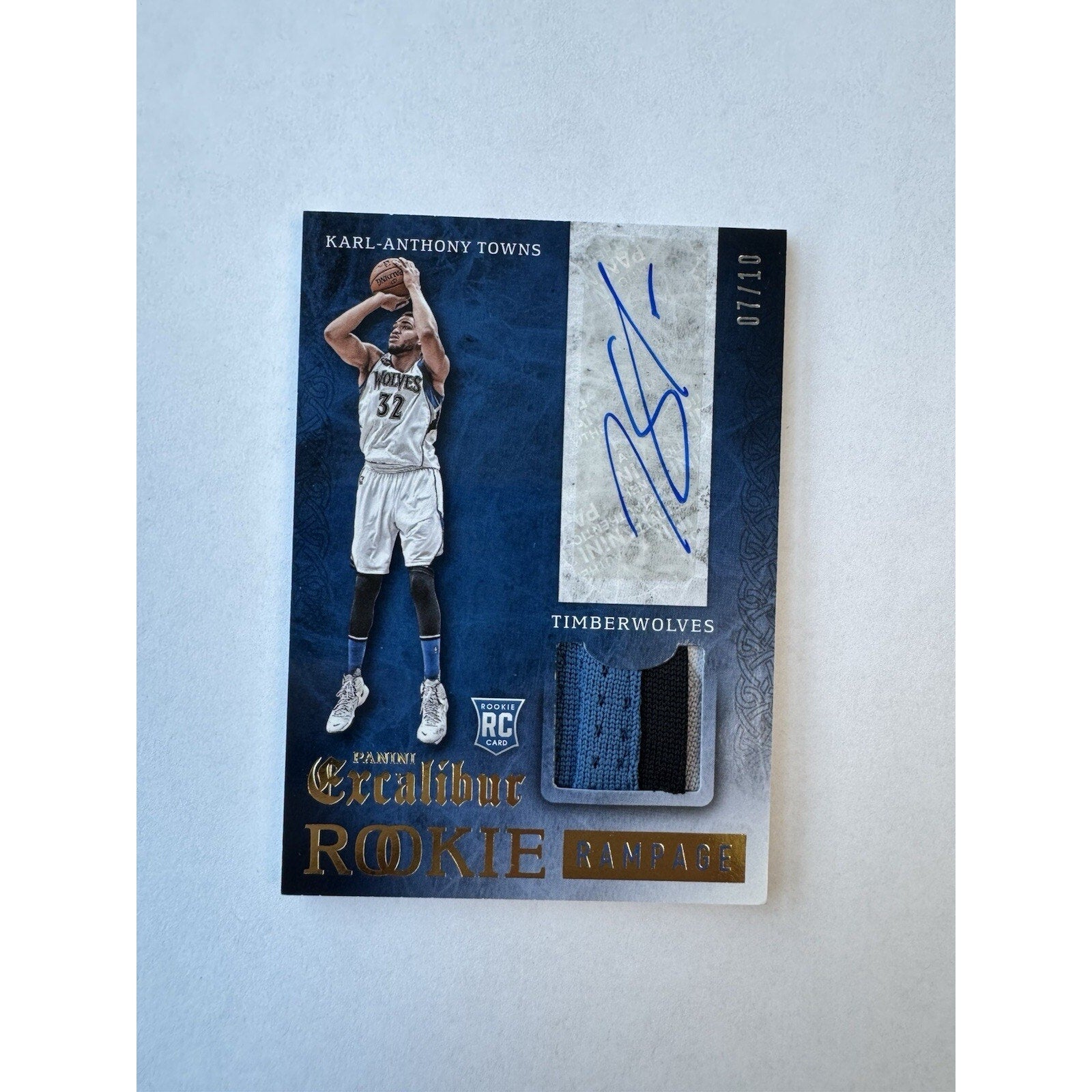 Karl Anthony Towns 2015-16 Excalibur Gold Rookie Nasty Patch Autograph 07/10