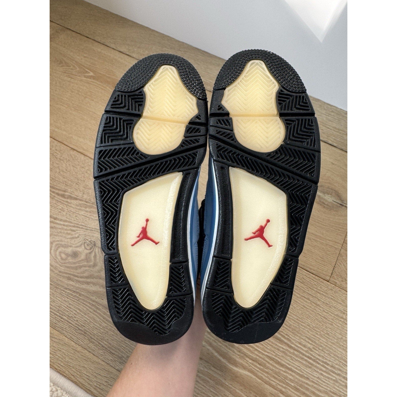 Jordan 4 Retro x Travis Scott Mid Cactus Jack - Size 8